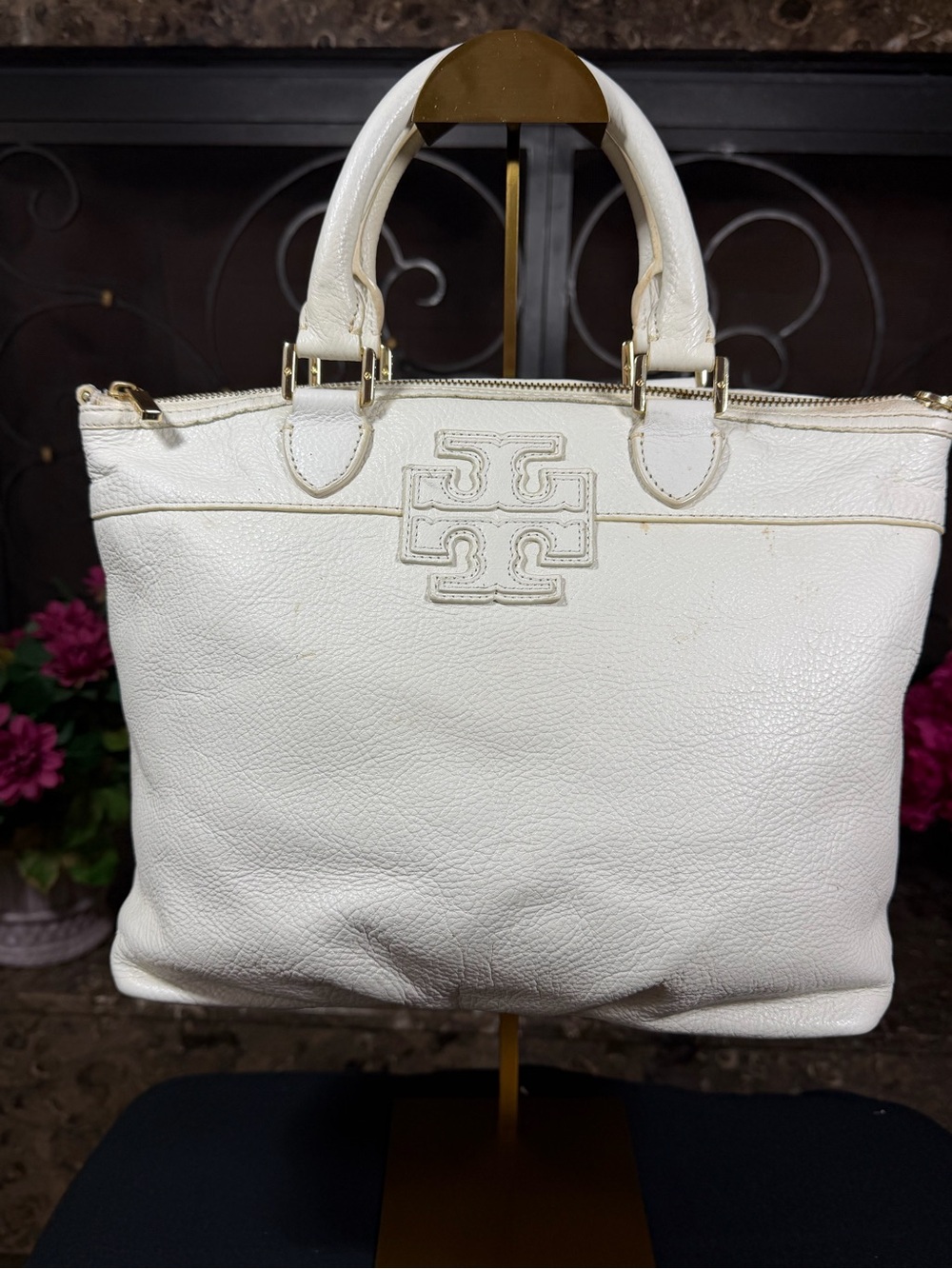 Tory Burch White Pebbled Leather Logo Tote.
No strap
